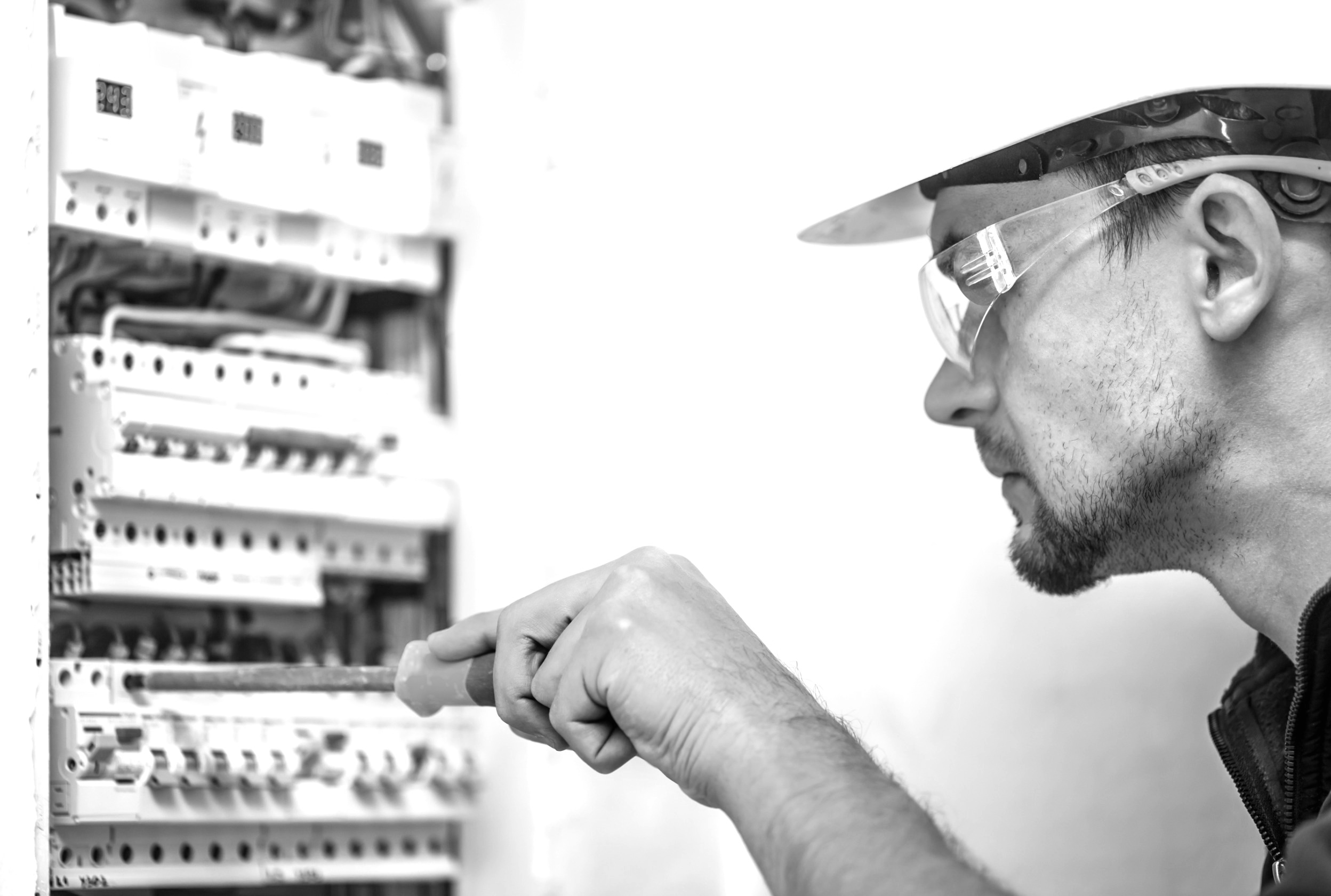 Electricista trabajando en cuadro eléctrico